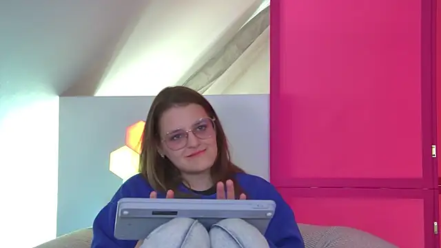 AlexaAvery online show from June 16, 6:36 am