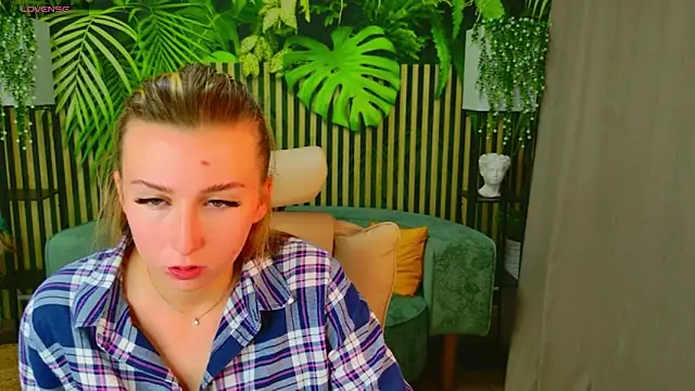 AliciaColon online show from May 14, 1:50 pm