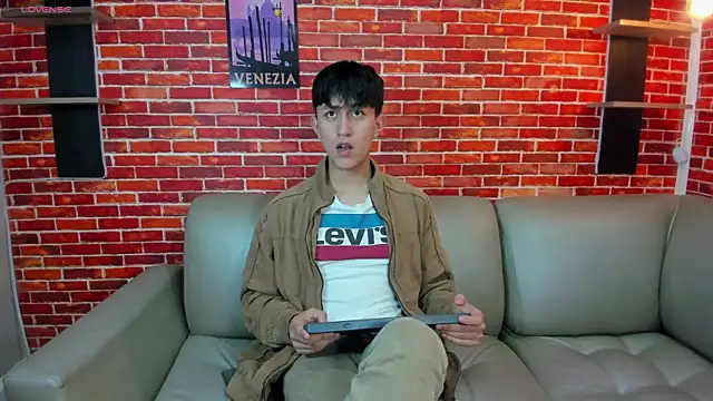Hoot boyss  online show from May 18, 7:20 pm