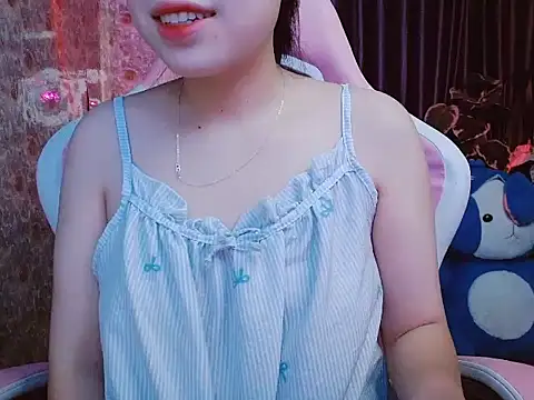 Julie Ulie online show from June 14, 1:36 am