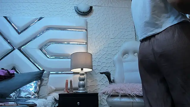 Chloe Belll online show from June 11, 2:25 pm