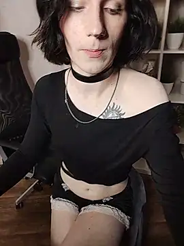 MickeQuinee online show from June 12, 11:40 am