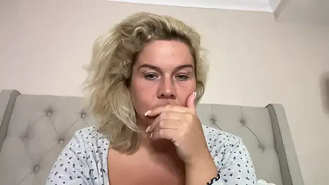 erincheshire online show from July 21, 9:26 pm