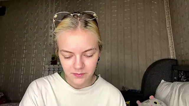 KimWarner online show from June 26, 8:26 am