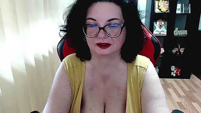 MissTroublle online show from April 8, 9:00 am