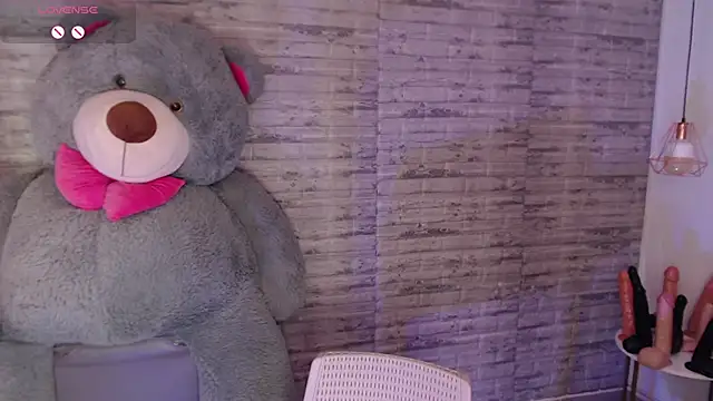 TinnaCobb online show from April 6, 4:30 pm