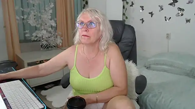 Ghertrude52 online show from May 31, 5:02 am