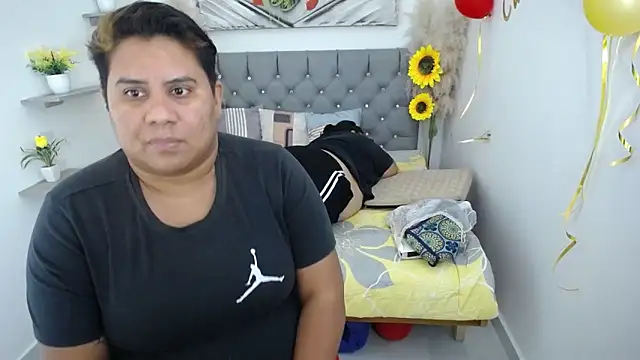 hotlesby4uxxx online show from October 10, 12:26 am