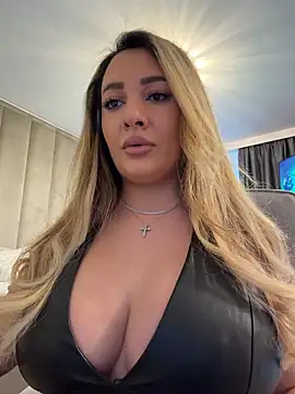 YaaraCollins online show from May 13, 4:24 pm