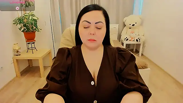 Nina Hopper online show from April 6, 1:23 pm