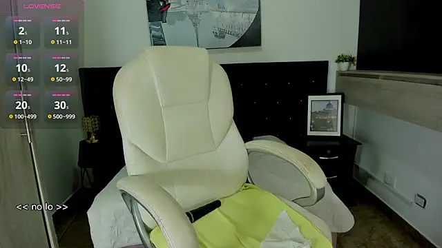 cristaaalclocks1 online show from November 2, 2:20 pm