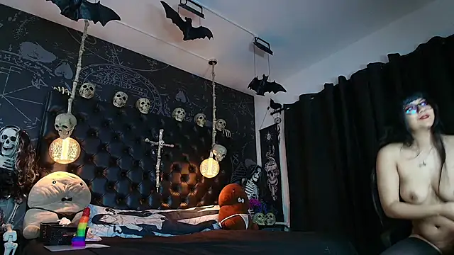 AlexHoe  online show from March 12, 7:16 pm