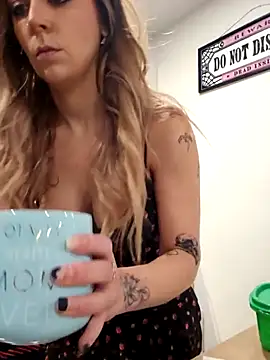 LilyOrion online show from November 10, 7:53 pm