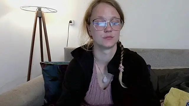 little-leni online show from April 11, 8:45 pm