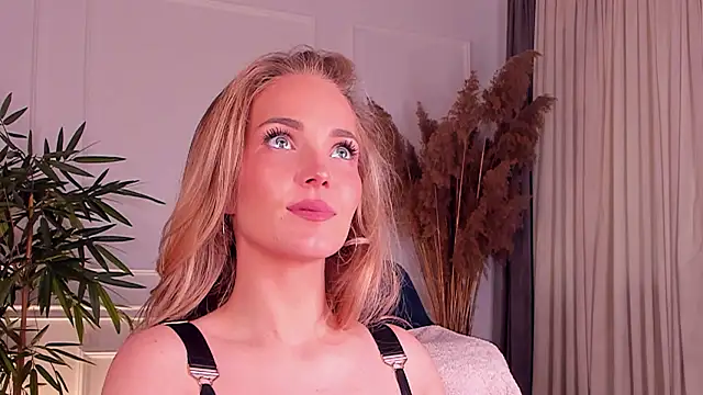 daisyd001 online show from April 2, 8:34 am