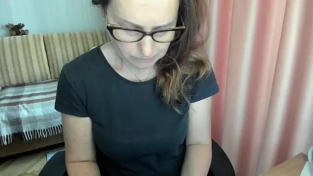 lauraoven online show from March 22, 2:45 pm