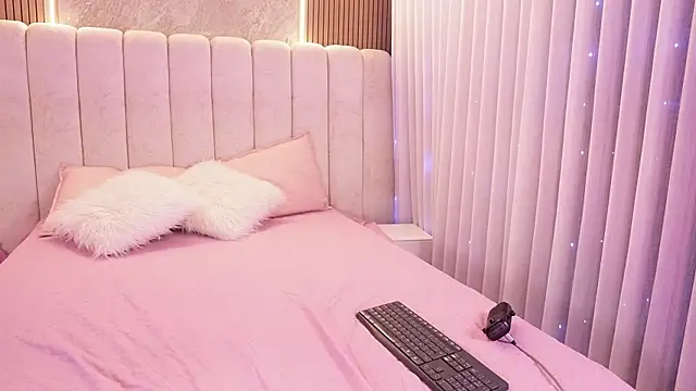 emyli sw  online show from April 8, 3:19 am