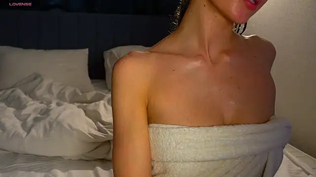 Danielle Thomas online show from April 23, 11:18 pm