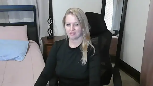 Snapshot of HollieBim chatting on October 21, 2:21 pm HollieBim online show from October 21, 2:21 pm