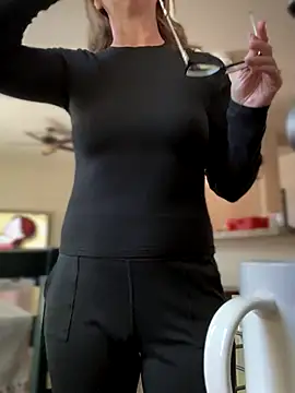 MaiseKnox online show from November 10, 7:20 pm