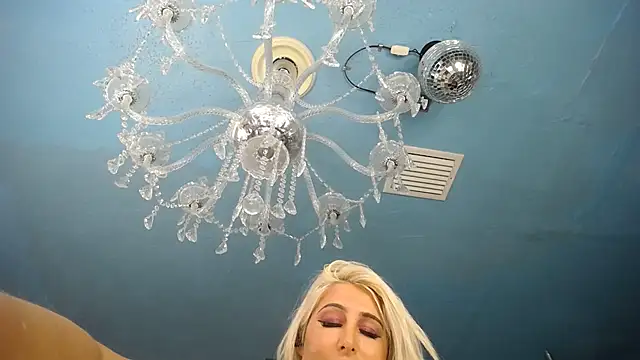 ADRIANNA FOX online show from March 5, 7:26 am