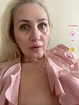 YourBlondee online show from May 28, 7:39 am