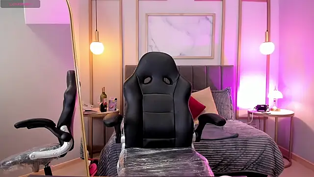 Holly madison  online show from March 2, 1:40 pm