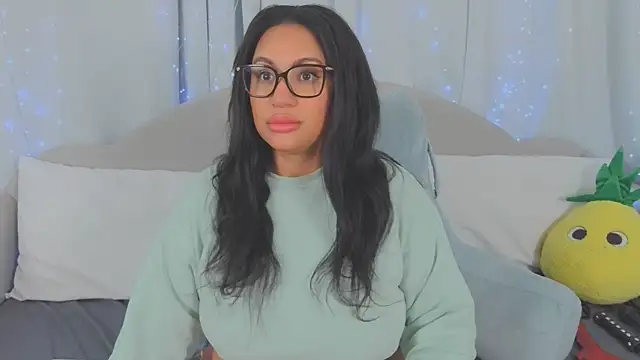 MeghanXO online show from March 12, 8:00 pm