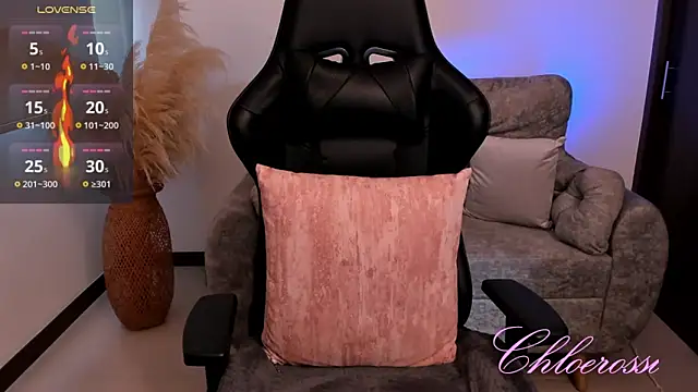chloerossi online show from February 11, 8:10 pm