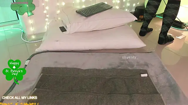 ohyesly  online show from March 26, 10:39 am