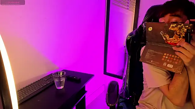 Chris boy  online show from April 2, 7:28 am