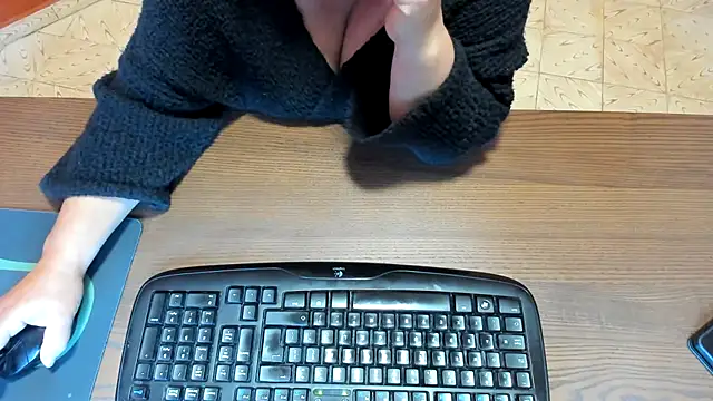 NikkiHolland online show from April 14, 7:19 am