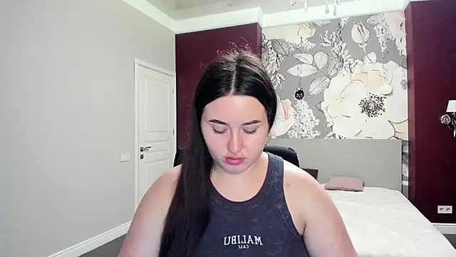 Roxie Bradley online show from November 3, 6:39 am