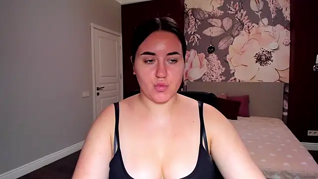 Roxie Bradley online show from September 13, 6:32 am