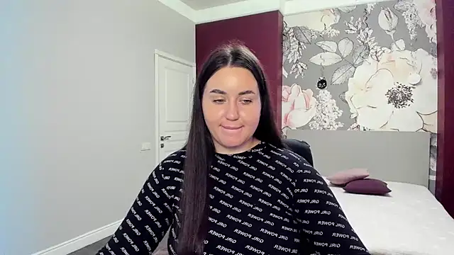 Roxie Bradley online show from October 10, 6:29 am