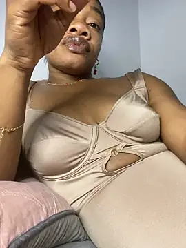  yisela  online show from March 4, 12:50 am