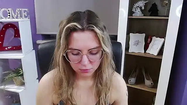 Zoey Erotic online show from December 23, 5:44 am