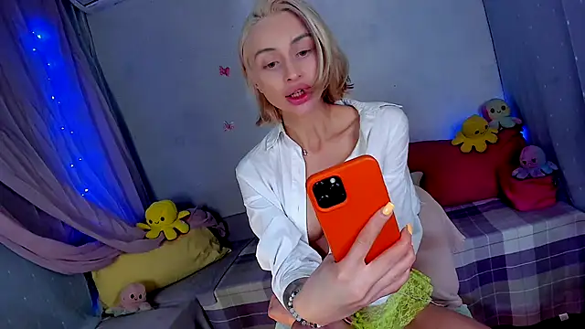 Snapshot of LickLizzy chatting on October 11, 12:48 am LickLizzy online show from October 11, 12:48 am