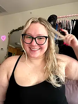 PiggyRose online show from October 19, 6:10 pm