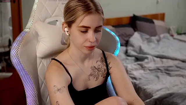 ho1yho1e online show from February 11, 7:15 pm