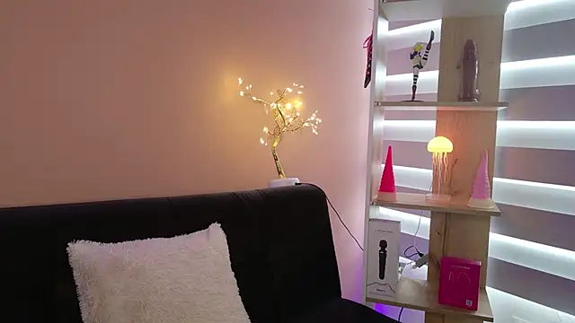 lilly sweett online show from August 9, 9:07 pm