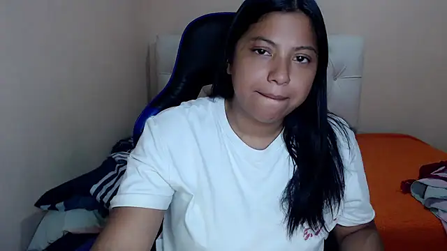 Leylafourniert online show from December 13, 8:15 pm