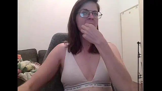 SavannaGirly online show from February 7, 10:30 am