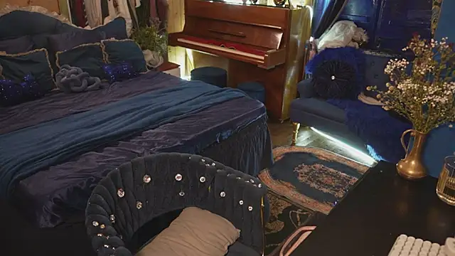 VanessaDoyle online show from November 3, 6:45 pm