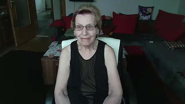 HeisseomaOriginal online show from April 13, 7:20 am