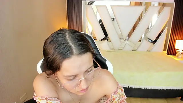 Linda4Petite online show from April 14, 6:52 pm