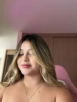 Snapshot of lunablossom_ chatting on October 21, 9:30 pm lunablossom online show from October 21, 9:30 pm