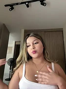 lunablossom  online show from January 11, 10:04 pm