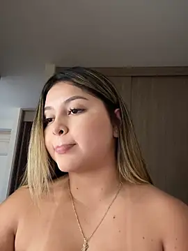 lunablossom  online show from November 17, 9:59 pm