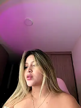 lunablossom  online show from October 24, 10:50 pm